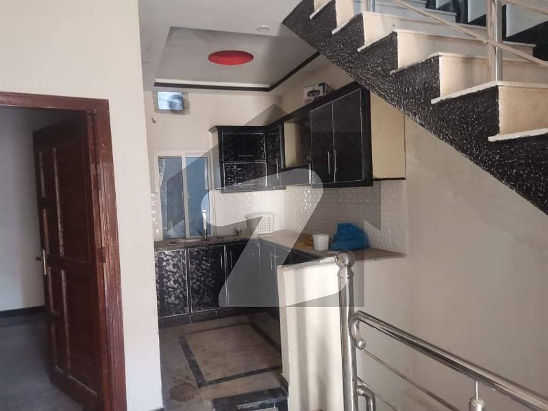 ورسک روڈ پشاور میں 4 کمروں کا 3 مرلہ مکان 30.0 ہزار میں کرایہ پر دستیاب ہے۔