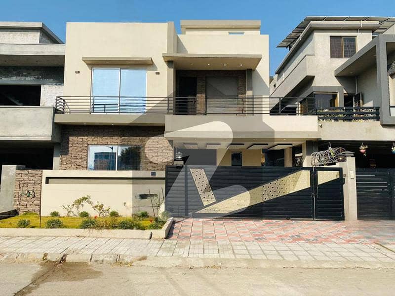 10 Marla Beautiful house available for rent in Bahria Town Phase 8