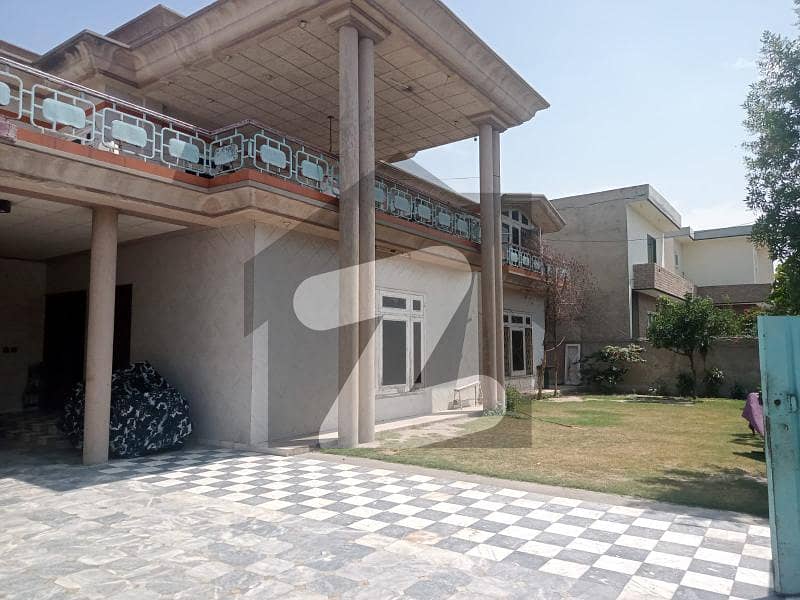 مسلم ٹاؤن فیصل آباد میں 6 کمروں کا 1 کنال مکان 5.5 کروڑ میں برائے فروخت۔