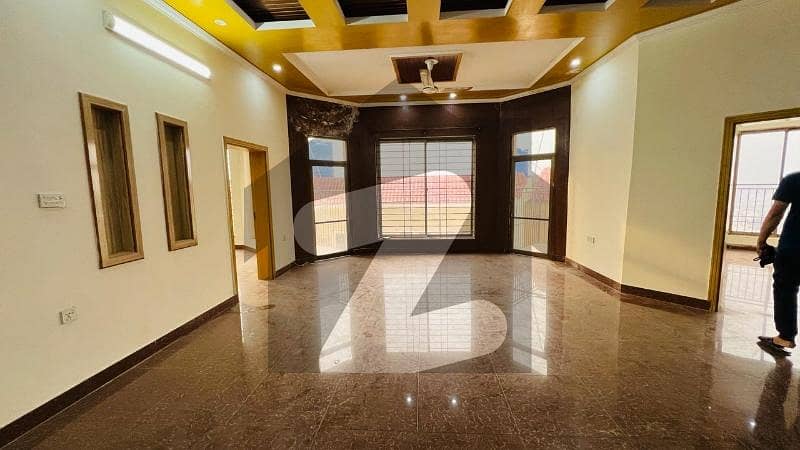 بنی گالہ اسلام آباد میں 9 کمروں کا 1 کنال مکان 1.6 لاکھ میں کرایہ پر دستیاب ہے۔
