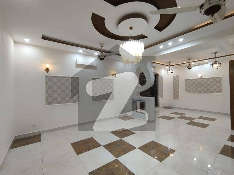 1 Kanal Beautiful & Luxury House Available For Rent