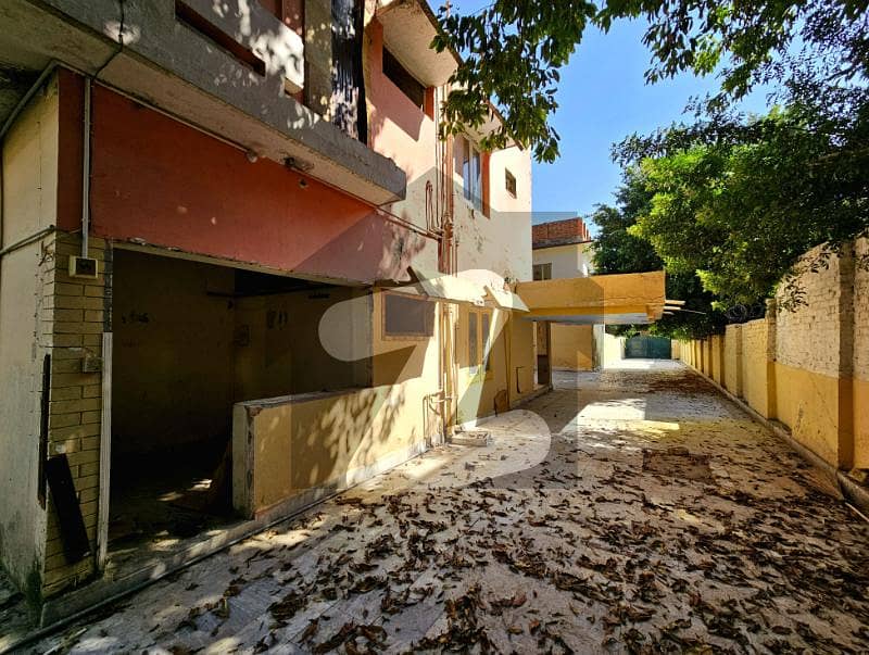 Main Margalla Road Demolishable House Is For Sale