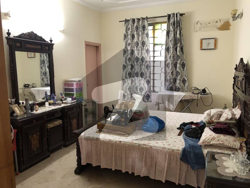 علامہ اقبال ٹاؤن لاہور میں 5 کمروں کا 10 مرلہ مکان 4.3 کروڑ میں برائے فروخت۔