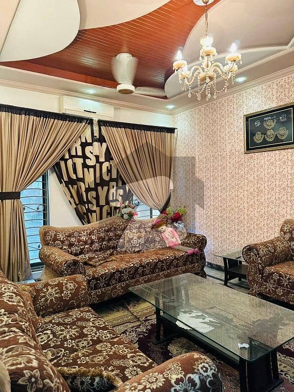پی آئی اے ہاؤسنگ سکیم لاہور میں 5 کمروں کا 10 مرلہ مکان 3.6 کروڑ میں برائے فروخت۔