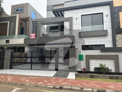 10 Marla Beautiful Modren House For Sale In Bahria Town Lahore