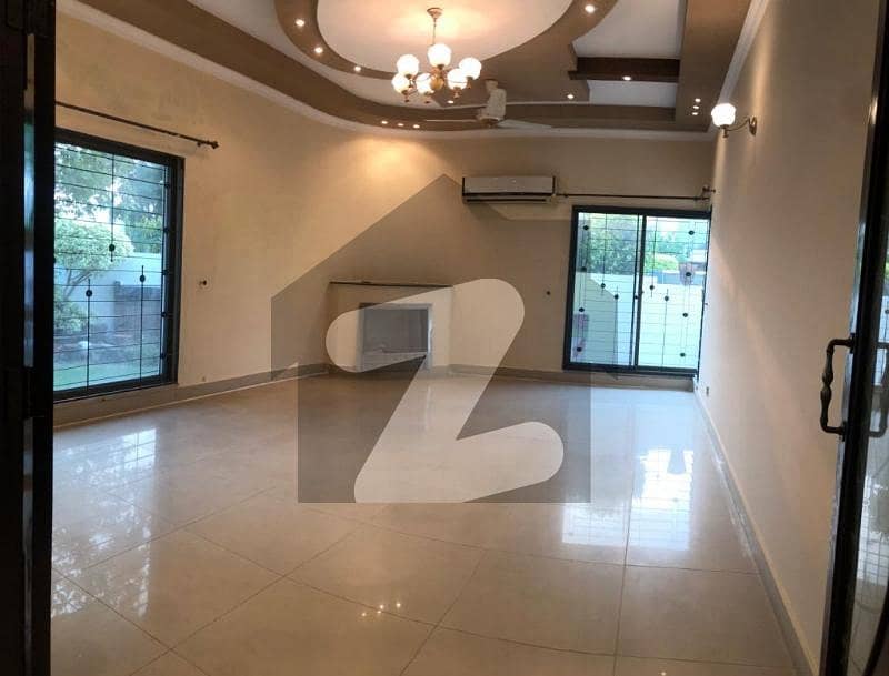 ڈی ایچ اے ڈیفینس لاہور میں 5 کمروں کا 1 کنال مکان 2.3 لاکھ میں کرایہ پر دستیاب ہے۔