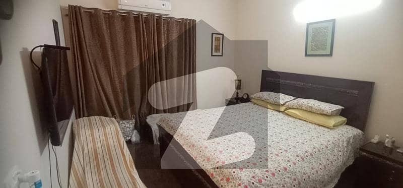 ڈی ایچ اے فیز 2 - بلاک وی فیز 2,ڈیفنس (ڈی ایچ اے),لاہور میں 3 کمروں کا 10 مرلہ مکان 4.1 کروڑ میں برائے فروخت۔