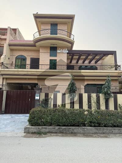 جوہر ٹاؤن لاہور میں 4 کمروں کا 10 مرلہ مکان 3.5 کروڑ میں برائے فروخت۔
