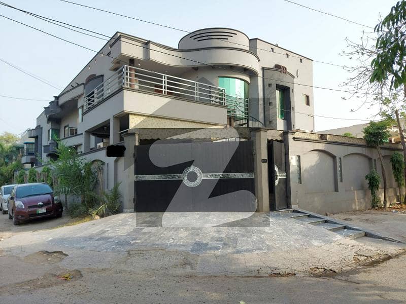 جوہر ٹاؤن لاہور میں 8 کمروں کا 1 کنال مکان 7.5 کروڑ میں برائے فروخت۔