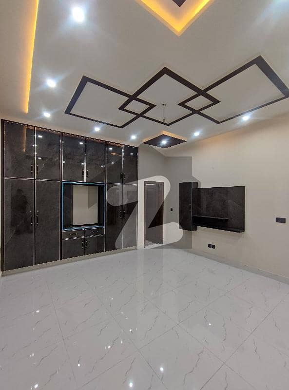 خیابان گرین ستیانہ روڈ,فیصل آباد میں 6 کمروں کا 10 مرلہ مکان 3.25 کروڑ میں برائے فروخت۔