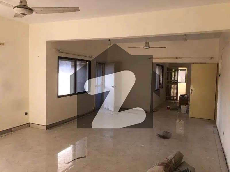 سِی ویو اپارٹمنٹس کراچی میں 3 کمروں کا 11 مرلہ فلیٹ 3.8 کروڑ میں برائے فروخت۔
