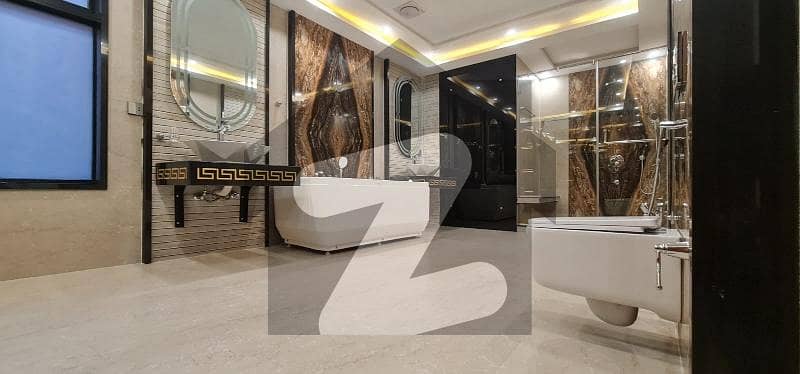 ویلینشیاء ہاؤسنگ سوسائٹی لاہور میں 5 کمروں کا 2 کنال مکان 3.5 لاکھ میں کرایہ پر دستیاب ہے۔