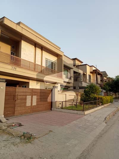 Bahria Town Phase 8 House For Rent
