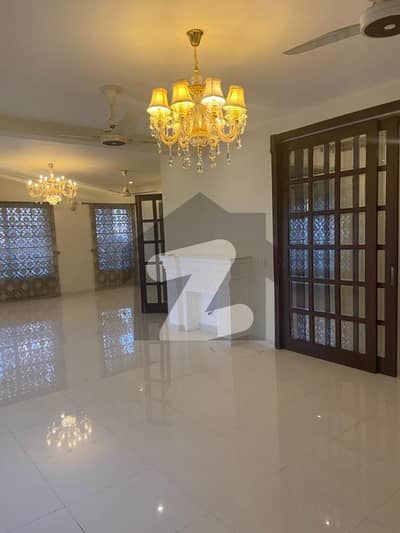 ایف ۔ 11/2 ایف ۔ 11,اسلام آباد میں 9 کمروں کا 1 کنال مکان 27.0 کروڑ میں برائے فروخت۔