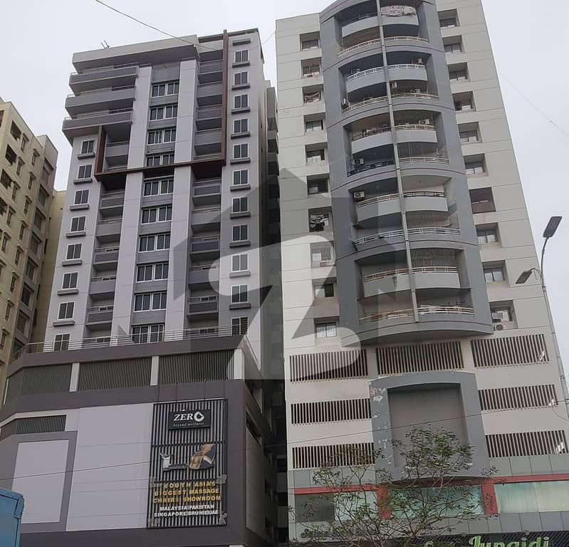 کلفٹن ۔ بلاک 8 کلفٹن,کراچی میں 4 کمروں کا 8 مرلہ فلیٹ 4.4 کروڑ میں برائے فروخت۔