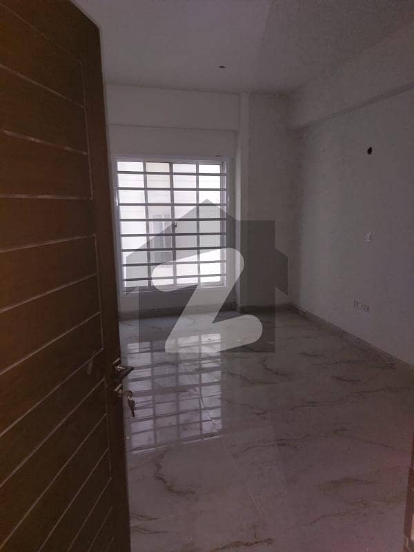 کلفٹن ۔ بلاک 8 کلفٹن,کراچی میں 4 کمروں کا 9 مرلہ فلیٹ 4.4 کروڑ میں برائے فروخت۔