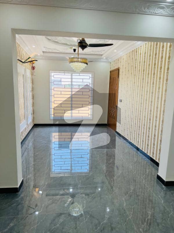 سٹی ہاؤسنگ سکیم جہلم میں 5 کمروں کا 10 مرلہ مکان 3.75 کروڑ میں برائے فروخت۔