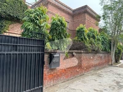 گلبرگ لاہور میں 8 کمروں کا 6 کنال مکان 15.0 لاکھ میں کرایہ پر دستیاب ہے۔