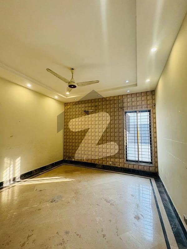 ڈی ایچ اے فیز 5 - بلاک جے فیز 5,ڈیفنس (ڈی ایچ اے),لاہور میں 5 کمروں کا 1 کنال مکان 2.6 لاکھ میں کرایہ پر دستیاب ہے۔