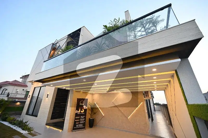 Luxurious Fully Furnished 1 Kanal House
