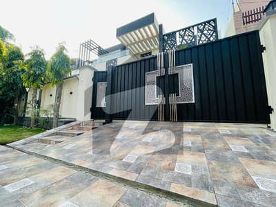 Original Image 10 Marla Slightly Used Modern Style Design Bungalow Available For Sale In DHA Phase 1 Block-P Lahore.