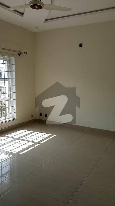 1 Kanal Double Unit House, 6 Bed Room With Attached Bath,Drawing Dinning Kitchen,T. V Lounge,Servant Quater