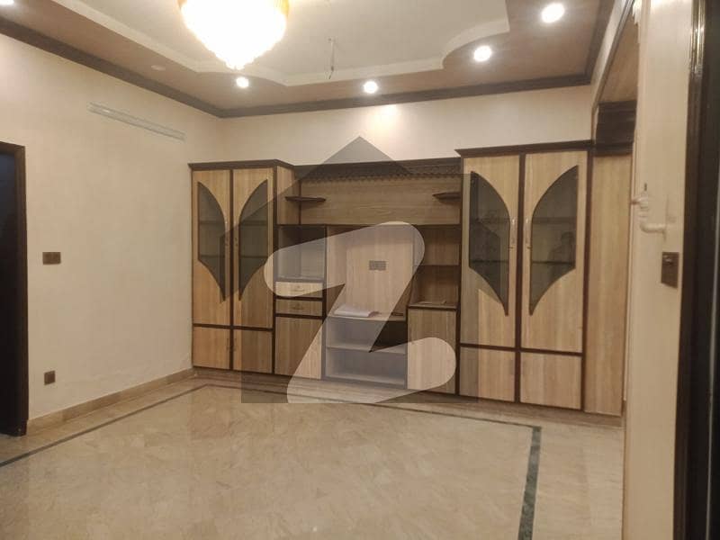 جوہر ٹاؤن لاہور میں 4 کمروں کا 5 مرلہ مکان 3.2 کروڑ میں برائے فروخت۔