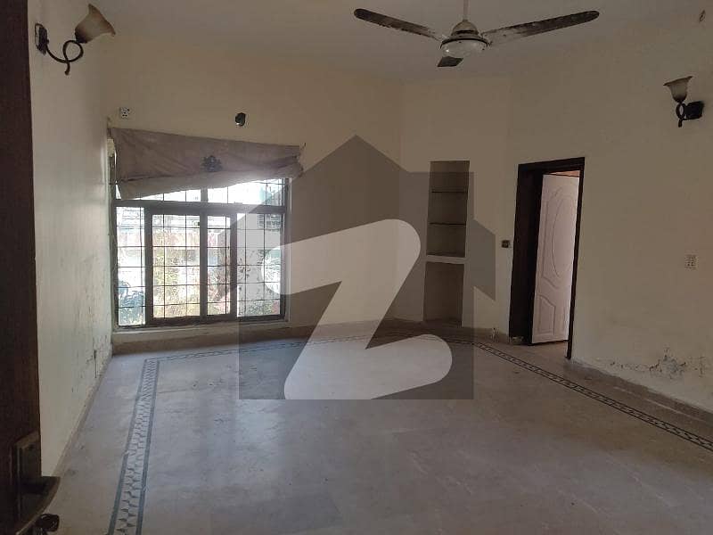ماڈل ٹاؤن ۔ بلاک پی ماڈل ٹاؤن,لاہور میں 5 کمروں کا 1 کنال مکان 3.0 لاکھ میں کرایہ پر دستیاب ہے۔