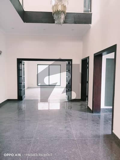 کینٹ لاہور میں 7 کمروں کا 1 کنال مکان 4.35 لاکھ میں کرایہ پر دستیاب ہے۔