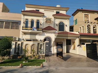 10 Marla Brand (Owner Build House) For Sale Very Prime Location in Central Park Lahore.