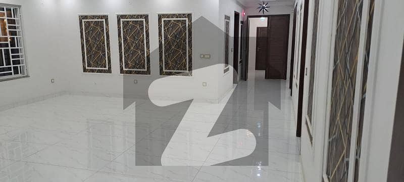 خیابانِ امین لاہور میں 6 کمروں کا 1 کنال مکان 4.35 کروڑ میں برائے فروخت۔