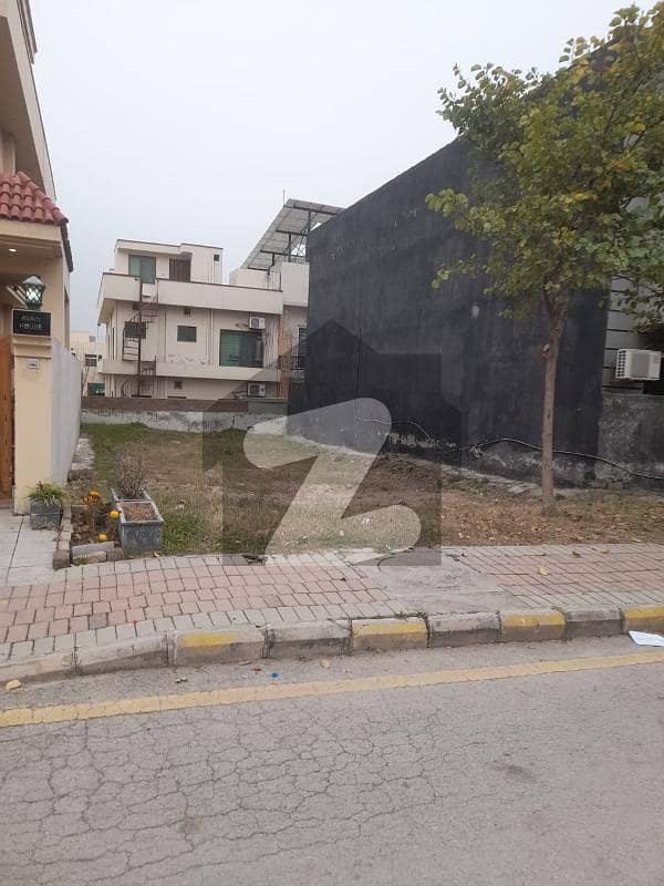 Plot For Sale In Bahria Town Phase 7 (250 Sq Yds)