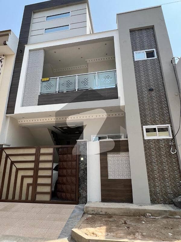خیابان نوید سرگودھا میں 4 کمروں کا 4 مرلہ مکان 1.4 کروڑ میں برائے فروخت۔