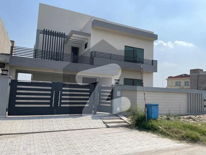 1 Kanal Beautiful & Luxury House Available For Rent