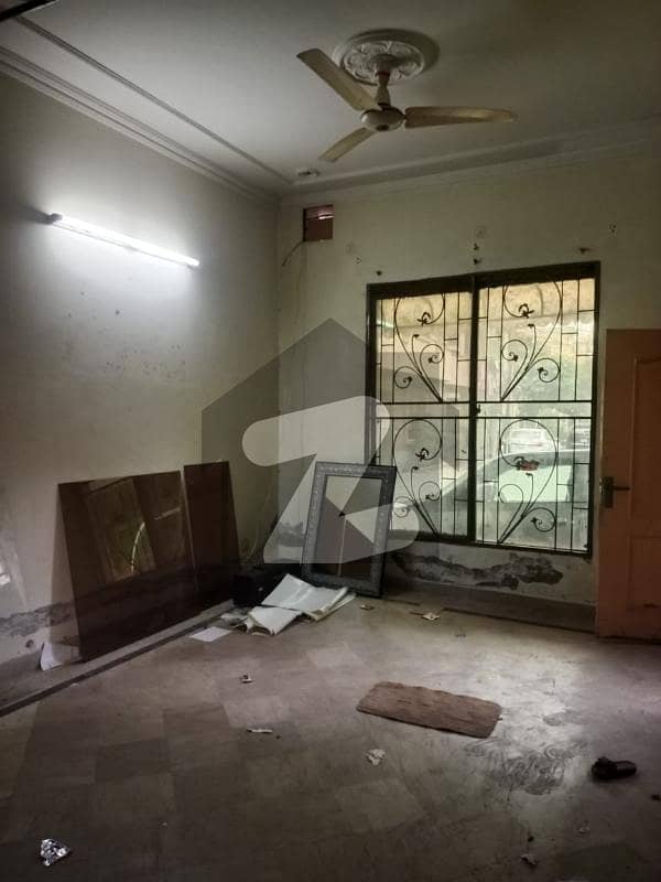 یو ایم ٹی روڈ یو ایم ٹی سوسائٹی,لاہور میں 2 کمروں کا 5 مرلہ زیریں پورشن 30.0 ہزار میں کرایہ پر دستیاب ہے۔