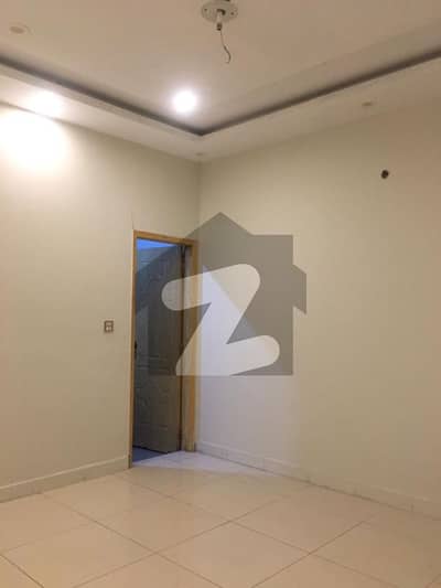 APARTMENT IS AVAILABLE IN USMAN PLAZA