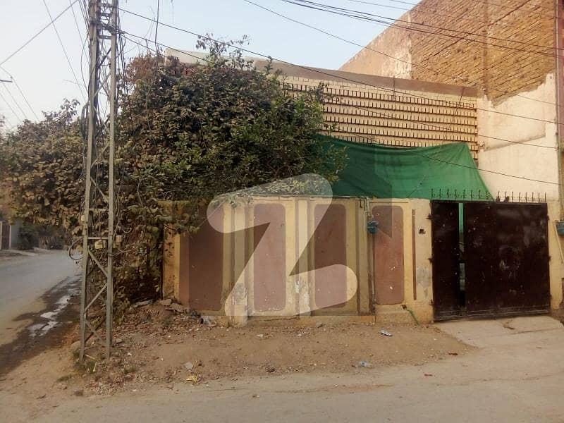 Prime Location South Corner Double Storey Old House Is Available For Sale In Hayatabad Phase 1 - D4