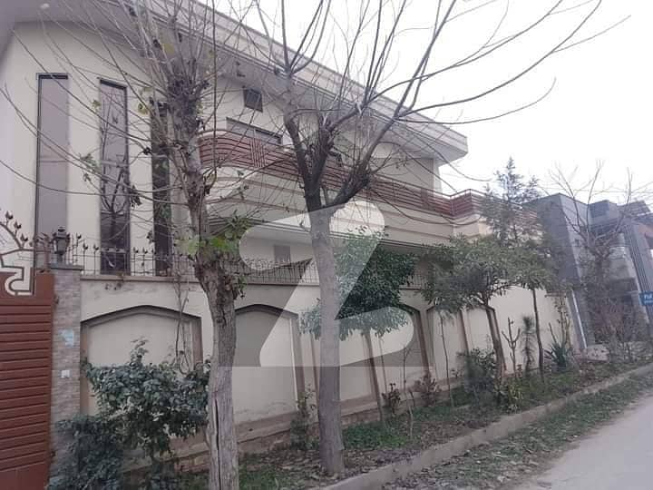 بسم اللہ ٹاؤن نوشہرہ روڈ,مردان میں 5 کمروں کا 10 مرلہ مکان 2.5 کروڑ میں برائے فروخت۔