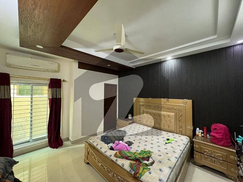 بحریہ ٹاؤن ۔ کمرشل ایریا بحریہ ٹاؤن سیکٹر سی,بحریہ ٹاؤن,لاہور میں 5 کمروں کا 10 مرلہ مکان 3.5 کروڑ میں برائے فروخت۔