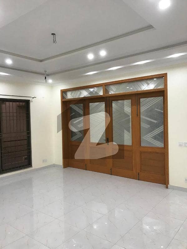 این ایف سی 1 - بلاک سی (این ای) این ایف سی 1,لاہور میں 5 کمروں کا 10 مرلہ مکان 1.6 لاکھ میں کرایہ پر دستیاب ہے۔