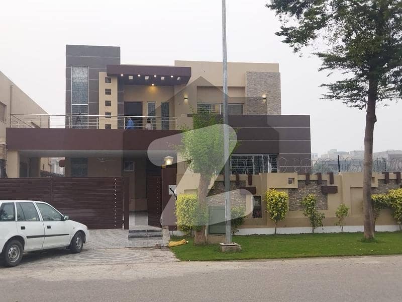 1 KANAL LUXURY UPPER PORTION AVAILABLE FOR RENT IN DHA PHASE 6 NEAR RAYA