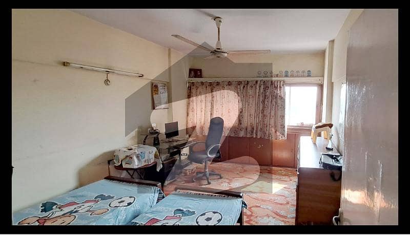شاہراہِ فیصل کراچی میں 3 کمروں کا 8 مرلہ فلیٹ 2.1 کروڑ میں برائے فروخت۔