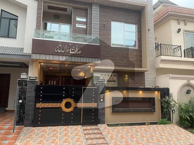 BRAND NEW 5 MARLA HOSUE AVALIBLE FOR RENT IN BAHRIA TOWN LAHORE