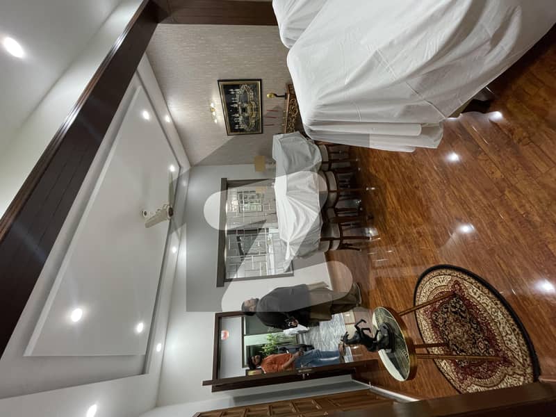 ایل ڈی اے ایوینیو لاہور میں 7 کمروں کا 1 کنال مکان 5.6 کروڑ میں برائے فروخت۔