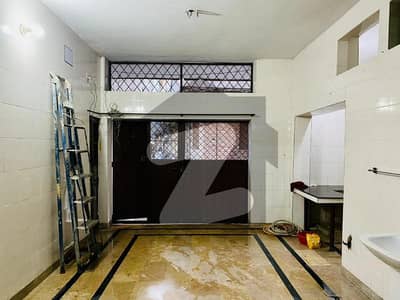 مزنگ لاہور میں 2 کمروں کا 4 مرلہ زیریں پورشن 30.0 ہزار میں کرایہ پر دستیاب ہے۔