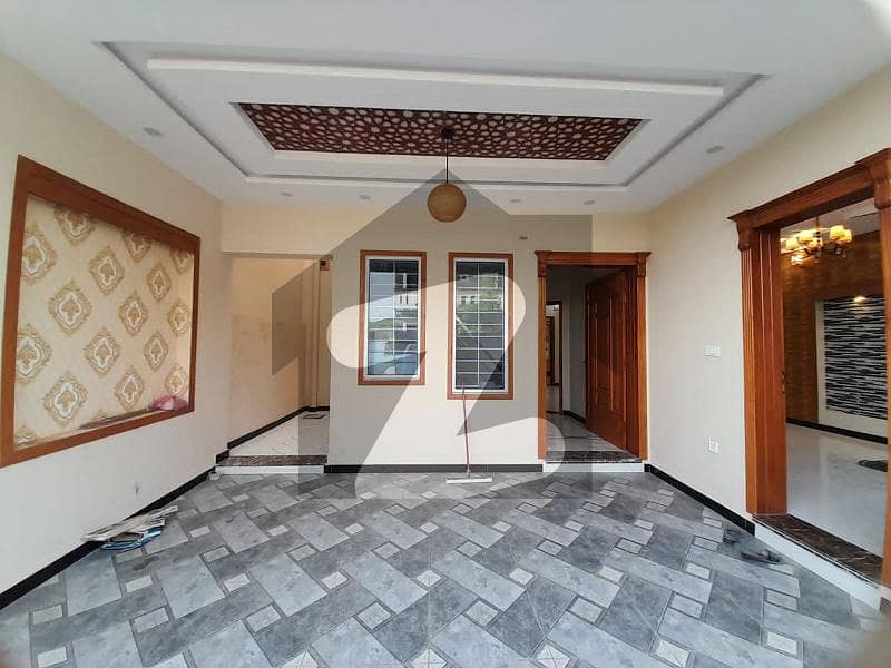 جی ۔ 13 اسلام آباد میں 7 کمروں کا 10 مرلہ مکان 6.8 کروڑ میں برائے فروخت۔