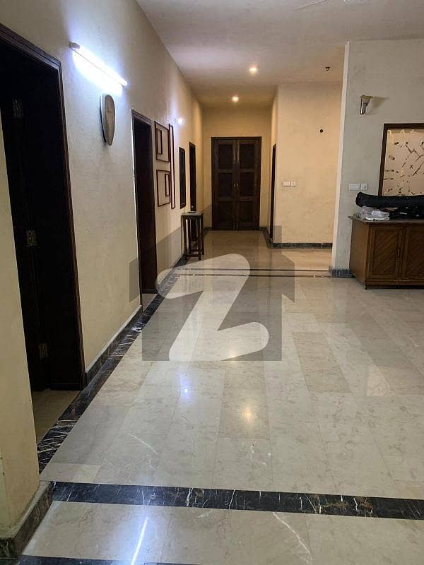 کینال روڈ فیصل آباد میں 5 کمروں کا 18 مرلہ مکان 6.0 کروڑ میں برائے فروخت۔