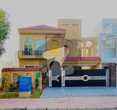 بحریہ ٹاؤن لاہور میں 5 کمروں کا 10 مرلہ مکان 2.8 کروڑ میں برائے فروخت۔