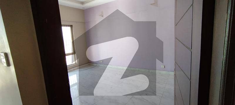 بہادر آباد گلشنِ اقبال ٹاؤن,کراچی میں 3 کمروں کا 6 مرلہ فلیٹ 4.0 کروڑ میں برائے فروخت۔