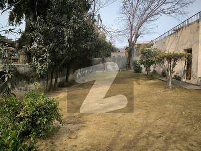 AN OLD DEMOLISHABLE HOUSE 622 SQYRDS/ F-7/2/ KOHSAR ROAD IS AVAILABLE FOR SALE